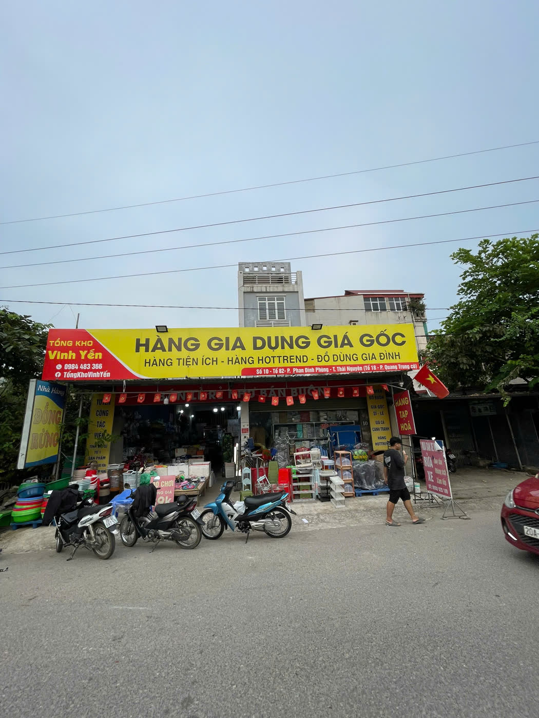 Biển hiệu cửa hàng Tổng kho Vinh Yến