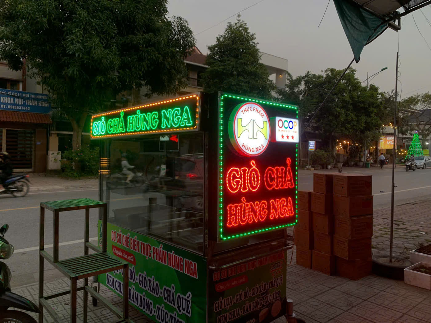 Biển LED Giò Chả Hùng Nga sáng lúc chiều tối