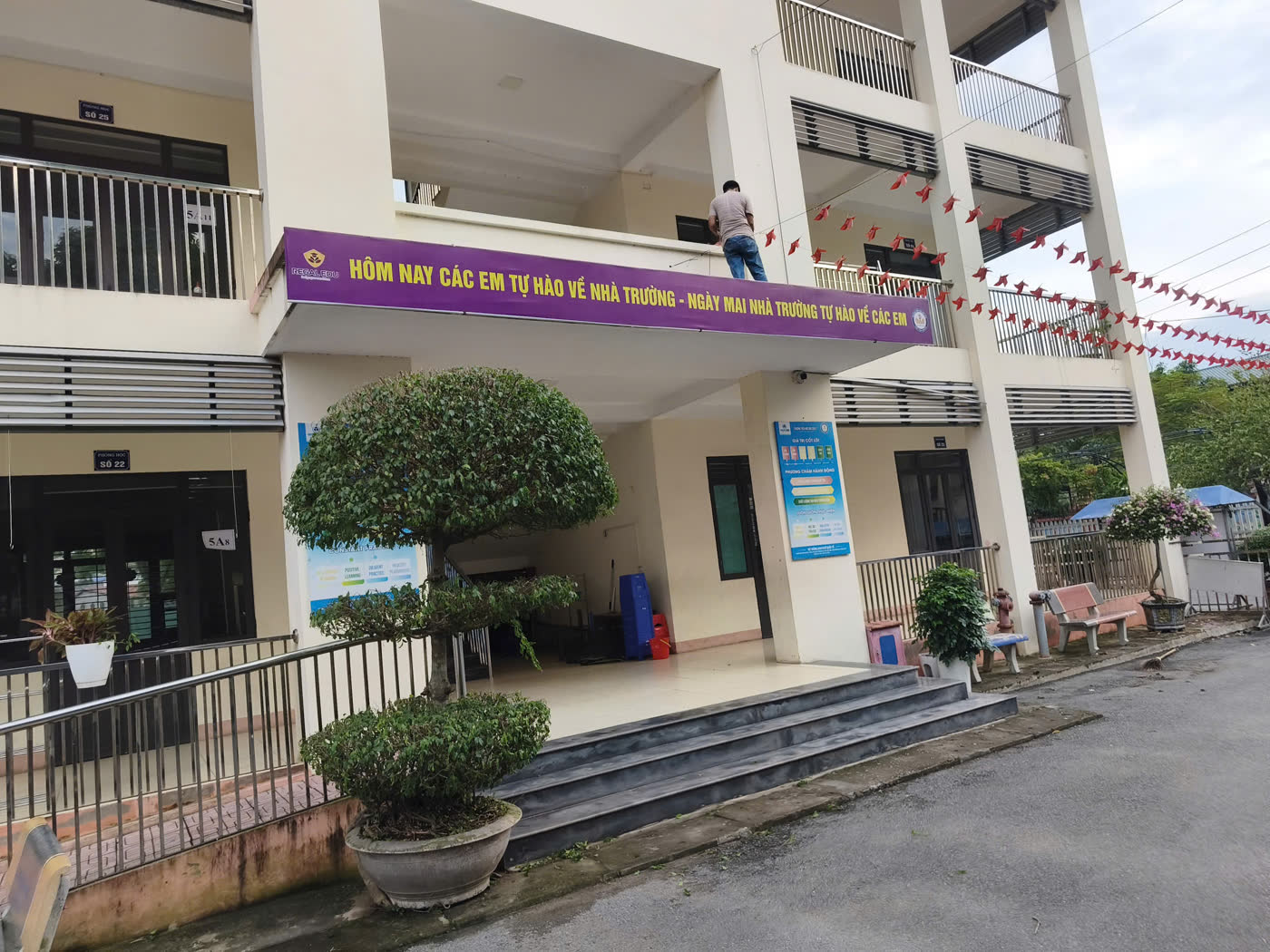 Biển chữ sảnh trường học