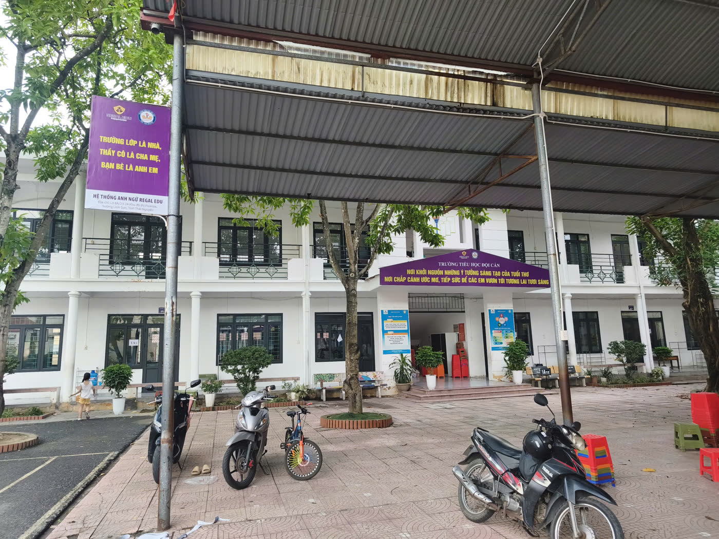 Biển tên trường tiểu học và biển treo cột