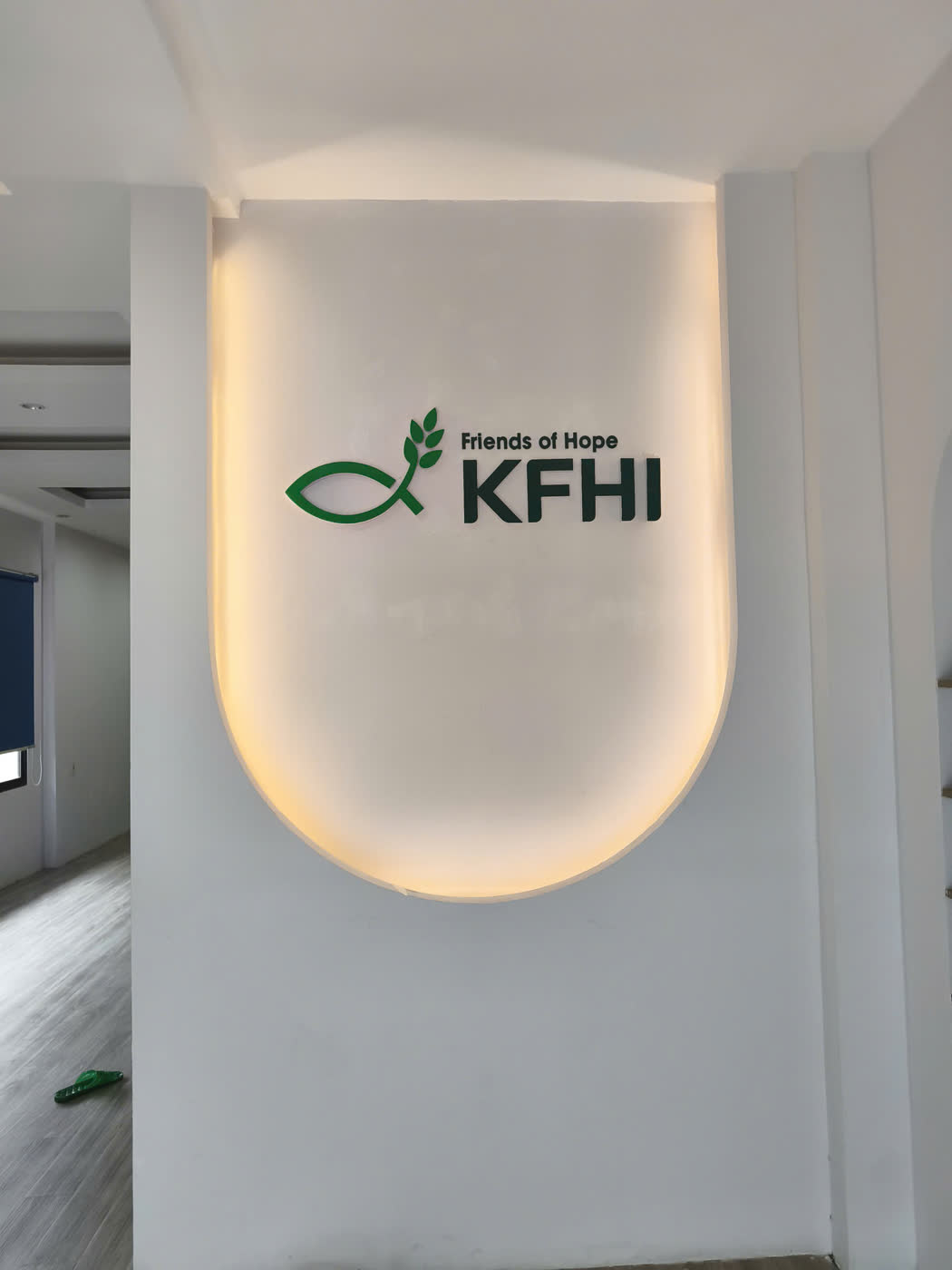 Logo chữ nổi hắt sáng KFHI tại văn phòng