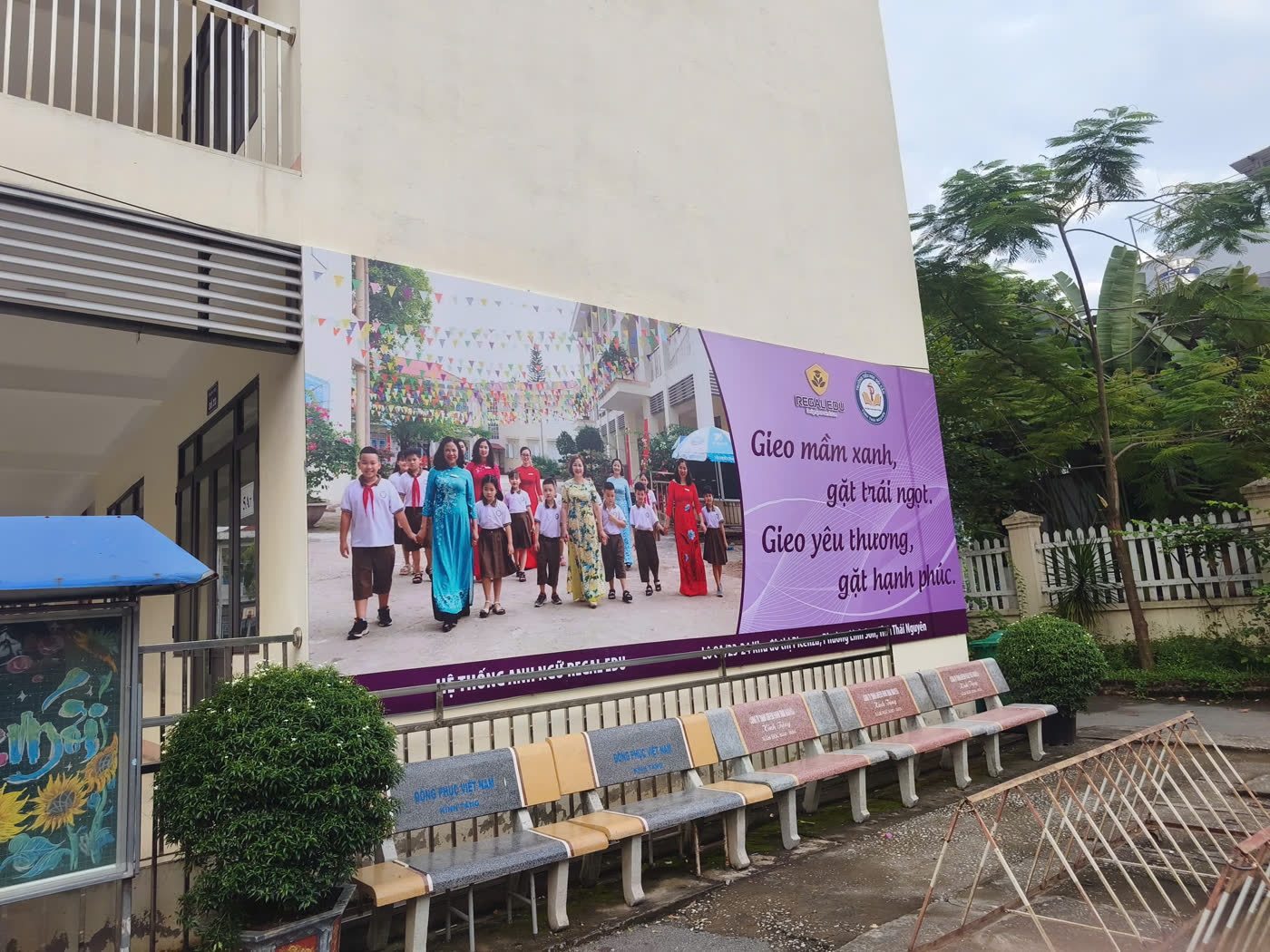 Pano quảng cáo khổ lớn tại trường học