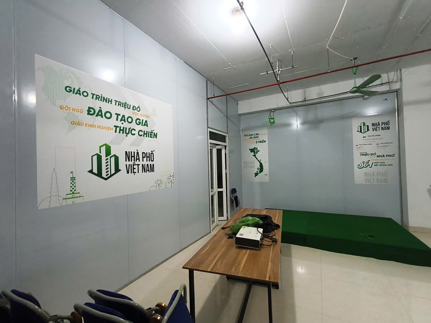 Tranh tường phòng đào tạo Nhà Phố Việt Nam
